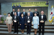 제8회 한국교회 연합과 일치상 수상자 내외와 한복총 임원들