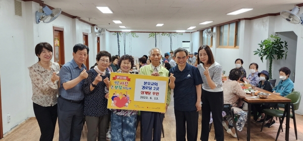 안산시 본오1동 본오교회, 경로당 어르신 100여 명 초청 삼계탕 나눔