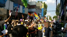 과거 대구퀴어문화축제가 열리던 모습. 집회 참가자들이 거리에서 시위 행진을 벌이고 있고, 경찰이 호위하는 모습. 