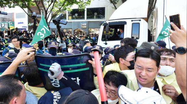 17일 대구퀴어축제 경찰과 공무원 충돌