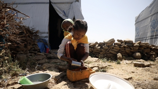 에티오피아 북부 티그레이 지역에 있는 난민 캠프의 텐트에서 살고 있는 10살 소녀 메크데스의 모습