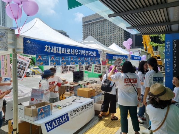 한가협이 7월 1일 서울시의회앞에서 열린 거룩한 방파제 행사 당시 캠페인을 진행하던 모습.