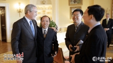 한국VOM 리바이광 변호사는 조지 부시 미국 대통령 재임 당시, 그의 초청으로 백악관을 세 차례 방문했다.  
