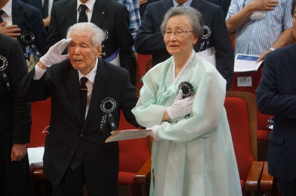 이승만 전 대통령의 양아들인 이인수 박사(왼쪽)와 며느리 조혜자 여사가 추모식에서 국민의례를 하고 있다