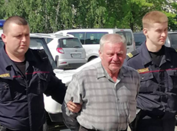 6월 2일, 경찰관들이 블라디미르 부르슈틴에게 수갑을 채워 법정으로 호송하고 있다