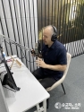 순교자의 소리 CEO 에릭 폴리 목사가 몰디브에 송출할 라디오 프로그램을 녹음하고 있다.