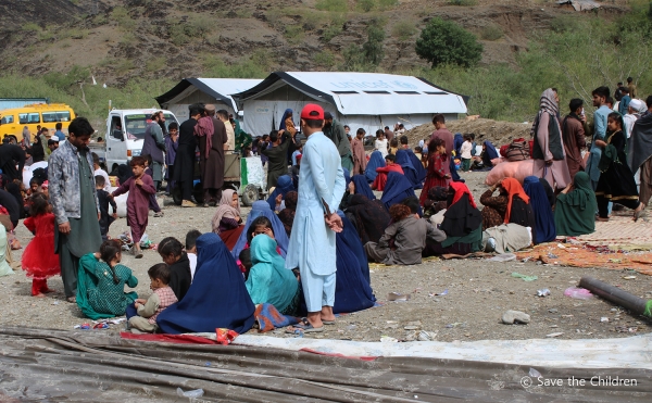 파키스탄 정부의 미등록 외국인 추방 발표에 따라 토르캄 국경에서 대기 중인 아프간 아동과 가족들