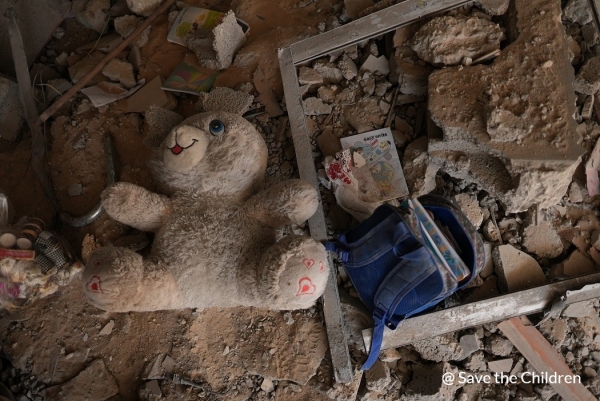 가자지구 공습으로 무너진 잔해에서 찾은 아동의 책가방과 인형
