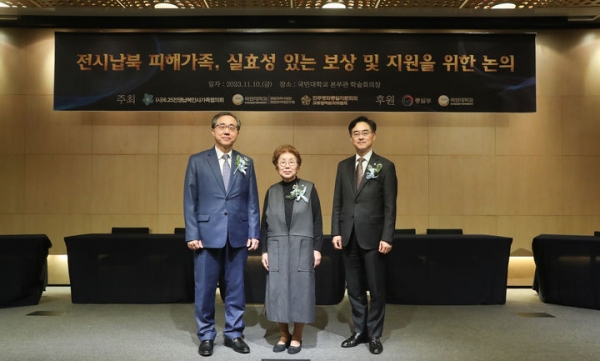 10일 국민대 본부관에서 열린 6‧25전쟁 납북인사 가족협의회 주최 세미나에서 문승현 통일부 차관(왼쪽)이 참석한 모습.