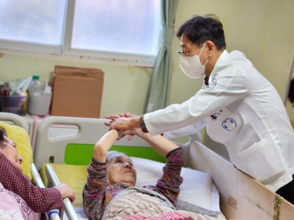 그린닥터스재단·온종합병원 의료봉사단 부산 노인요양원 왕진 봉사
