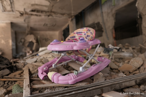 가자지구 폭발로 무너진 집 잔해에서 발견된 유아용 보행기