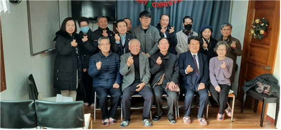 샬롬나비(상임대표 김영한 박사)는 연말과 성탄절을 맞아 매년 실시하는 사랑의 쌀 나누기 행사를 12월 8일(금) 오전 10시 30분 프레이포유교회를 방문하여 실시하였다.