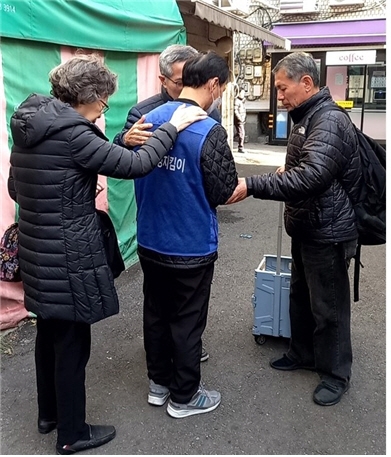 샬롬나비(상임대표 김영한 박사)는 연말과 성탄절을 맞아 매년 실시하는 사랑의 쌀 나누기 행사를 12월 8일(금) 오전 10시 30분 프레이포유교회를 방문하여 실시하였다.