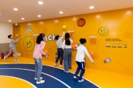 초록우산과 포르쉐코리아가 서울 신목초등학교에 마련한 업사이클링 실내 체육관 &#039;드림 플레이그라운드&#039;에서 아동들이 체육 활동을 하고 있다