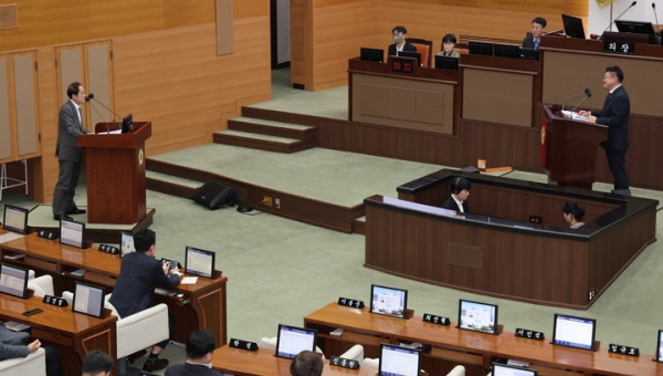 조희연 서울시교육감이 지난달 20일 오전 서울 중구 서울시의회에서 열린 321회 정례회 제4차 본회의에서 박상혁 의원의 시정질문에 답변하고 있다.