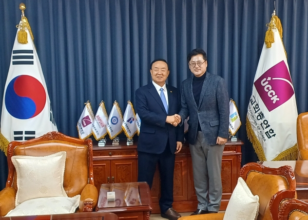 더불어민주당 원내대표 홍익표 의원이 10일 한국교회총연합회(한교총)을 방문해 한교총 대표회장 장종현 목사를 예방했다. 