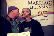 시애틀에서 동성결혼이 합법화된 첫날 결혼증명서를 받아든 사람들.
