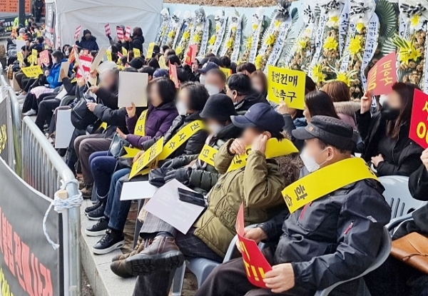 하남시 감일지구 주민들이 최근 종교부지 불법전매 혐의 연루자 기소 등을 촉구하는 집단 시위를 벌이는 모습.