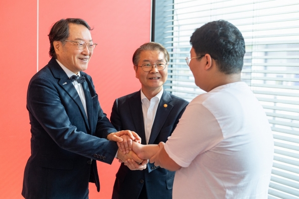 서울 강서구 방화동 소재 음식점에서 이정식 고용노동부 장관이 월드비전 가족돌봄청소년 A군을 만나 격려하고 있다