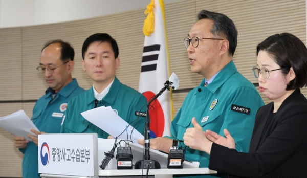 박민수 보건복지부 2차관이 19일 세종시 정부세종청사에서 전체 전공의를 대상으로 '진료유지명령'을 발령한다고 밝히고 있다. ⓒ뉴시스