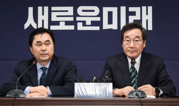 이낙연, 김종민 새로운미래 공동대표가 20일 오전 서울 영등포구 새로운미래 당사에서 현안 관련 기자회견을 하고 있다. ⓒ뉴시스