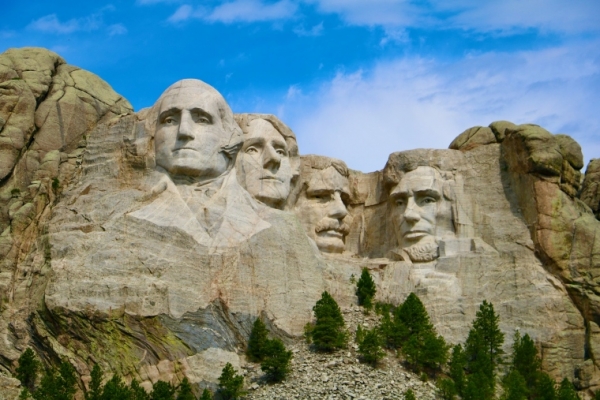 러시모어산에 조각된 4명의 미국 대통령 조각상