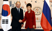 악수하는 박근혜 대통령과 푸틴 러시아 대통령