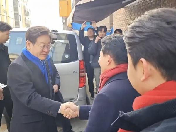 이재명 더불어민주당 대표와 원희룡 전 국토교통부 장관이 3일 오전 인천 계양구 박촌성당에서 만나 인사를 나누고 있다.