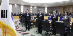 윤석열 대통령이 6일 세종 어진동 정부세종청사에서 열린 국무회의에서 국기에 대한 경례를 하고 있다. ⓒ뉴시스