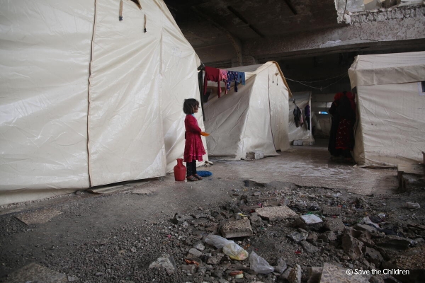 시리아 이들리브 난민캠프에 서있는 아동