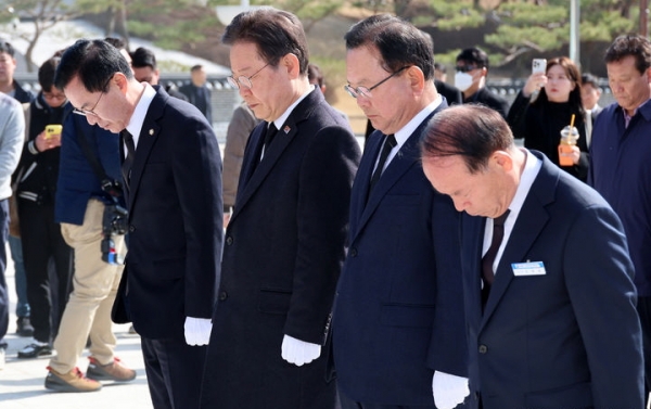 이재명 더불어민주당 대표와 김부겸 상임공동선거대책위원장, 윤영덕 더불어민주연합 공동대표가 21일 오전 광주 북구 국립5.18민주묘지 민중항쟁추모탑 참배를 하고 있다. ⓒ뉴시스