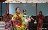 방글라데시 사트키라 지역 여성들이 탄소저감 식수시설을 이용해 물을 뜨고 있다