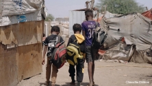 예멘 라히즈주 난민캠프에서 걸어가는 아동들