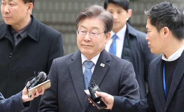 이재명 더불어민주당 대표가 26일 오전 서울 서초구 서울중앙지법에서 열린 대장동 배임 및 성남FC 뇌물의혹 공판에 출석하고 있다.