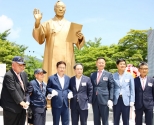 김재욱(오른쪽 세번째) 군수가 이승만 전 대통령 동상 제막식에 참석한 이철우 경북도지사 등 내빈들과 기념사진을 찍고 있다. ⓒ칠곡군