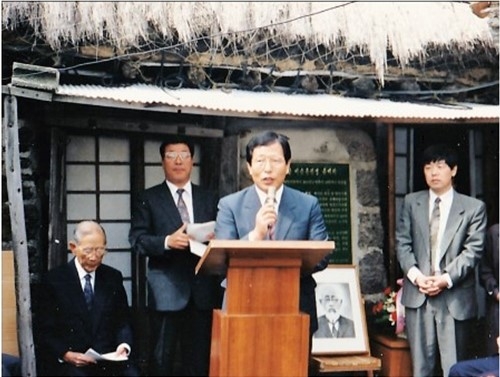 김형석 교수 제주도 조천의 남강 유배소 보존식(1990.10.10) - (좌1)한경직 목사, (좌4)필자