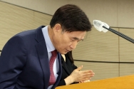 오승걸 한국교육과정평가원장이 28일 세종시 정부세종청사에서 2025학년도 대학수학능력시험 시행 기본계획을 발표한 뒤 허리숙여 인사하고 있다. ⓒ뉴시스