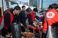 구세군 부활절 맞아 서울역과 남대문 쪽방촌에서 나눔