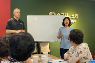 한국VOM 에릭 폴리 목사와 현숙 폴리 대표가 지하 신학교를 인도하고 있다.