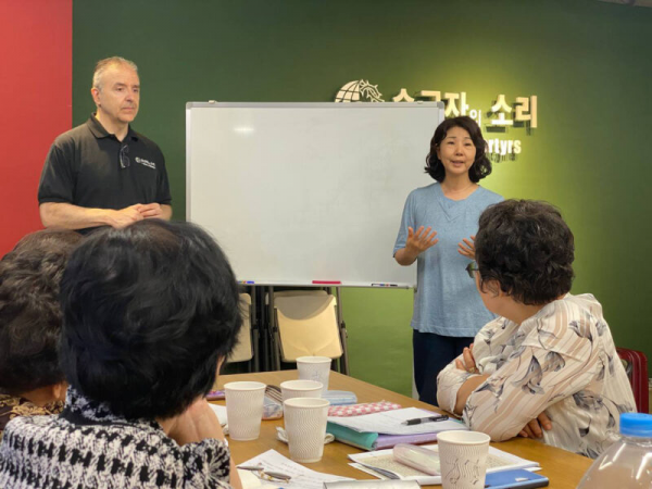 한국VOM 에릭 폴리 목사와 현숙 폴리 대표가 지하 신학교를 인도하고 있다.