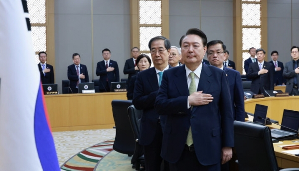 윤석열 대통령이 2일 정부세종청사에서 열린 국무회의에서 국기에 경례하고 있다. ⓒ뉴시스