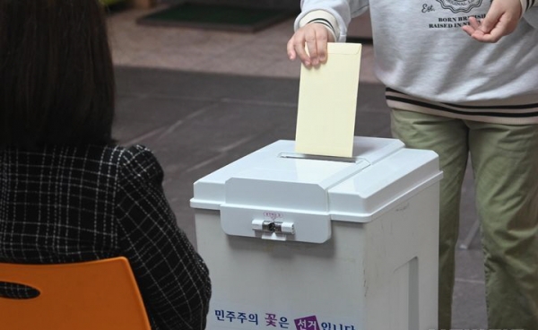 3일 오전 경기 수원시 권선구 수봉재활원에 마련된 제22대 국회의원 선거 거소투표소에서 유권자가 투표하고 있다. ⓒ뉴시스