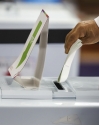 제22대 국회의원선거 사전투표 첫 날인 5일 서울 강북구 강북구보건소에 마련된 사전투표소를 찾은 시민들이 투표를 하고 있다.