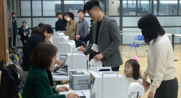 제22대 국회의원선거 사전투표 둘째 날인 6일 전북 전주시 덕진구 송천동 에코데시앙 7블럭아파트에 설치된 사전투표소에서 유권자들이 투표를 하기 위해 차례를 기다리고 있다.