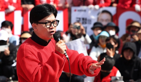 한동훈 국민의힘 비상대책위원장이 7일 오전 대전 유성구 노은역광장에서 열린 ‘국민의힘으로 대전살리기’ 지원유세에서 대전지역 국회의원 후보의 지지를 호소하고 있다. ⓒ뉴시스