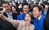 이재명 더불어민주당 대표가 8일 서울 동작구 숭실대학교에서 학생들과 기념촬영을 하고 있다. ⓒ뉴시스