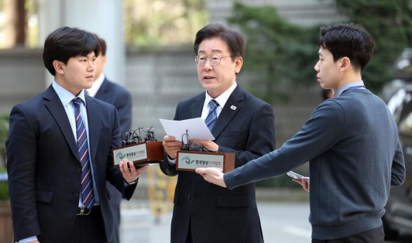 이재명 더불어민주당 대표가 9일 서울 서초구 서울중앙지법에서 열린 대장동 배임 및 성남FC 뇌물 의혹 사건 1심 20차 공판 출석에 앞서 발언하고 있다.