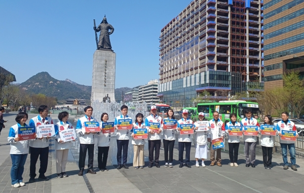 자유통일당 선거대책위원회 관계자들과 비례대표 후보자들이 서울 광화문 광장 이순신 동상 앞에 서있다.