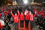 한동훈 국민의힘 비상대책위원장과 인요한 국민의미래 선대위원장이 9일 오후 서울 중구 청계광장에서 열린 &#039;국민의힘으로 대한민국 살리기&#039; 제22대 총선 파이널 총력유세에서 최재형(종로), 이혜훈(중성동을) 후보와 함께 지지를 호소하고 있다. 