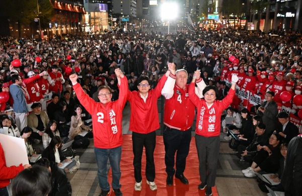 한동훈 국민의힘 비상대책위원장과 인요한 국민의미래 선대위원장이 9일 오후 서울 중구 청계광장에서 열린 '국민의힘으로 대한민국 살리기' 제22대 총선 파이널 총력유세에서 최재형(종로), 이혜훈(중성동을) 후보와 함께 지지를 호소하고 있다. 